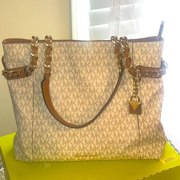 Women’s 🤎bag 💼🤍 - Picture 1 of 9